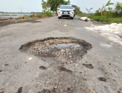 Parah Jalan Poros Kecamatan Widang – Plumpang, Berlobang