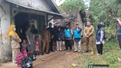 Viral kisah Nenek Mari, Asuh Cucu dari ODGJ, Pemkab Tuban Konsisten beri Perhatian.