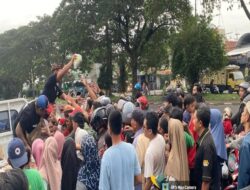 Aksi Berbagi Dibulan Ramadhan, MAKI Jatim Bagi 1.000 Paket Takjil di Pertigaan Albatros Juanda