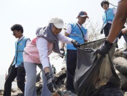 Srikandi PLN Icon Plus Jatim Bersama Warga Jaga Lingkungan Pesisir Kampung Nelayan Kalibuntu